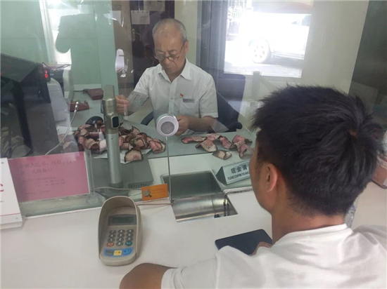 万元现金不慎遇火受损 工行积极兑换减少损失