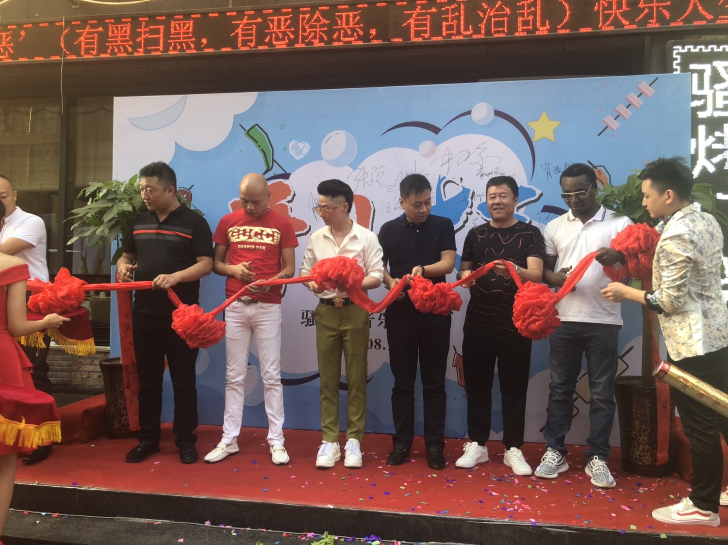 翻翻以往媒体报道不难发现,除了肖俊峰,奥运明星退役后转行做副业的