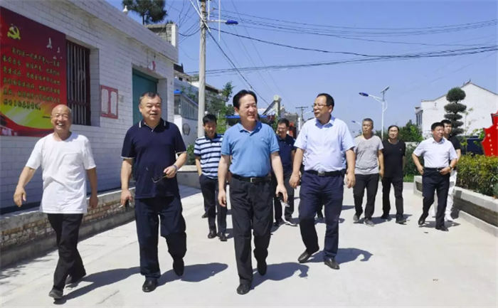 雁塔区区委书记赵小林走访调研上马村脱贫攻坚工作