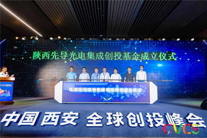 畅享机遇精准对接 科技型企业的发展壮大,除了需要自身科研实力的提升以外,更离不开金融的支持。特别是,资本市场能够充分反映企业未来的行业发展潜力,并通过解决企业的长期资金问题,加快助推企业做大做强。据了解,硬科技八路军产业投融资对接会系列活动是为促进西安硬科技八路军产业(人工智能、航空航天、生物技术、光电芯片、信息技术、新材料、新能源、智能制造)与资本高效对接的绿色平台。对接会紧扣科创板六大行业和西安市硬科技八大领域,展示西安硬科技布局及实力的同时,深入解析硬科技各领域投融资趋势、策略与机遇,并为