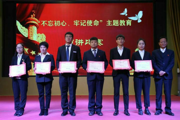 渭南学区稽核专员王建生颁发优秀奖.
