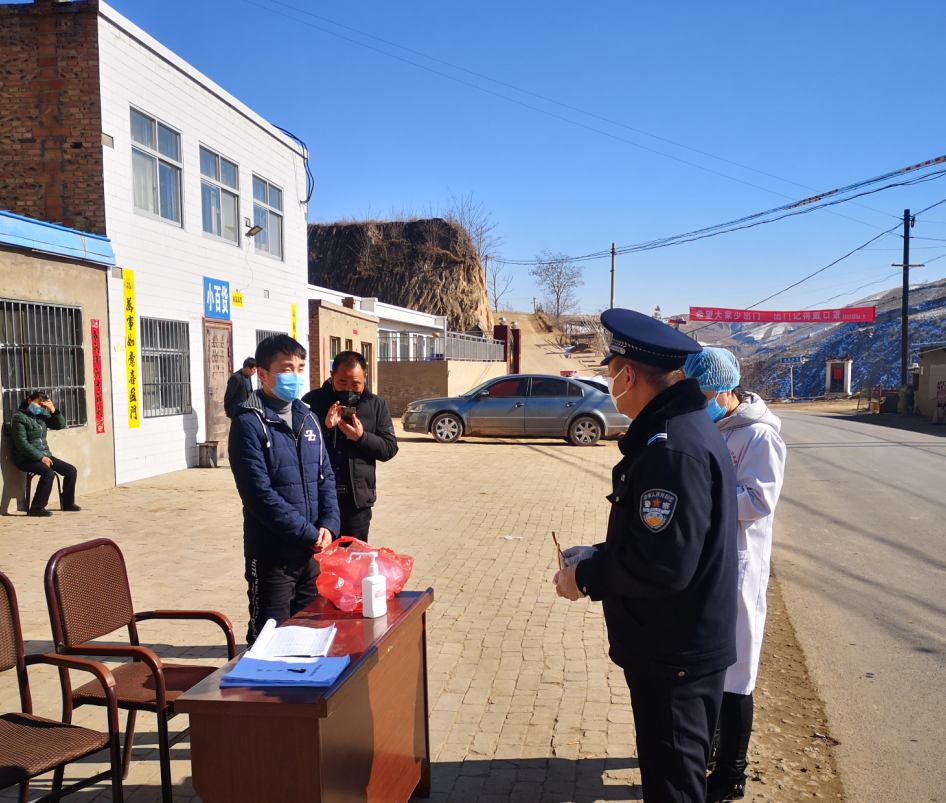 家住榆林市区的吴岔村副书记吴文锋原打算与老婆孩子在榆林过年,但到