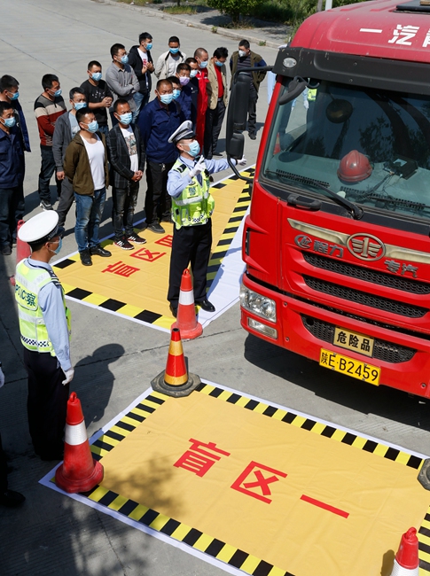 渭南华州开展大货车盲区体验式现场教学