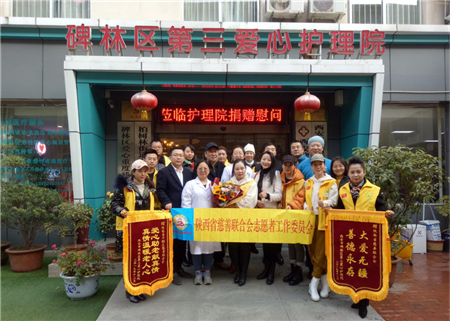 志愿服務是人們奉獻愛心、服務社會的重要方式,體現了人們對高尚精神境界的追求,在贈人玫瑰、手有余香中實現自我價值和人生意義。當前,我國志愿服務呈現出蓬勃興盛的發展態勢。志愿隊伍越來越壯大,從青年志愿者、巾幗志愿者到文藝志愿者、醫療志愿者、環保志愿者、科技志愿者等,志愿者年齡層次更加豐富,人員構成更加多元。