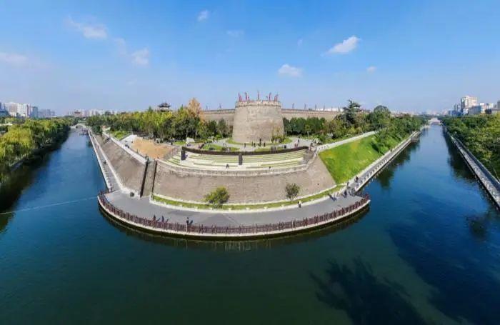 目前,西安城墙护城河及环城公园(西门-北门-东门段)综合改造工程河道