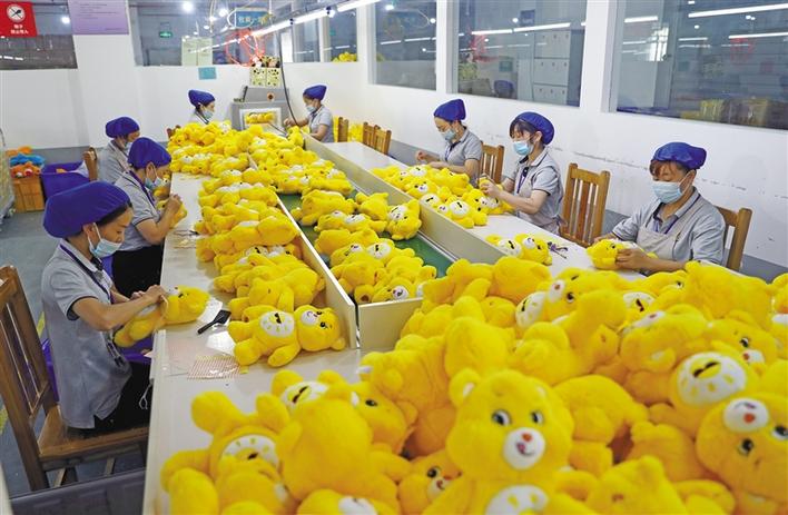 8月8日,工人在安康市恒安玩具有限公司车间生产毛绒玩具.