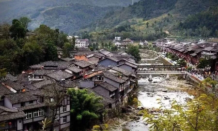 陕南地区,有山坳,河沿和平坝,居民根据地势,原料等条件,建有各种民居