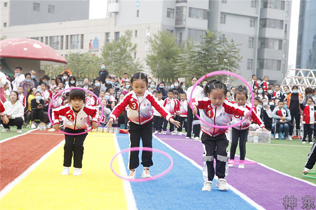 神东问鼎幼儿园开展"奔跑吧,宝贝"亲子趣味运动会
