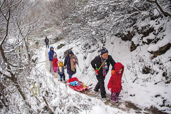 西安市长安区抱龙峪 市民登山赏雪景