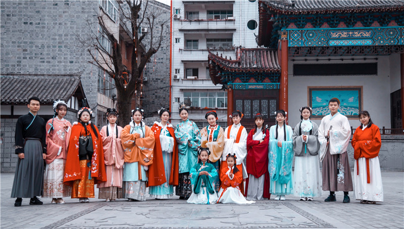汉服扮靓石泉老街岁末甜蜜封存锦鲤