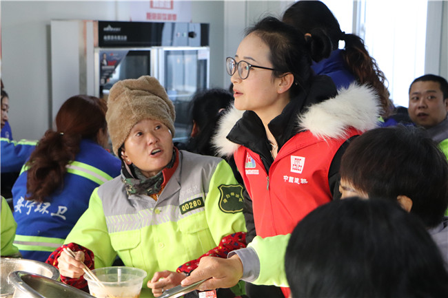 暖冬行动中建四局暖心食堂与环卫工人共迎冬至