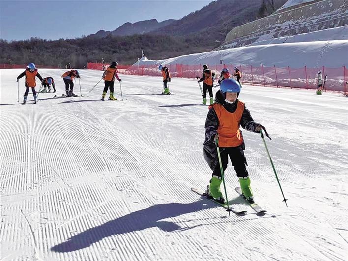 滑雪课上,学生们充分体验冰雪运动的乐趣,感受体育精神.