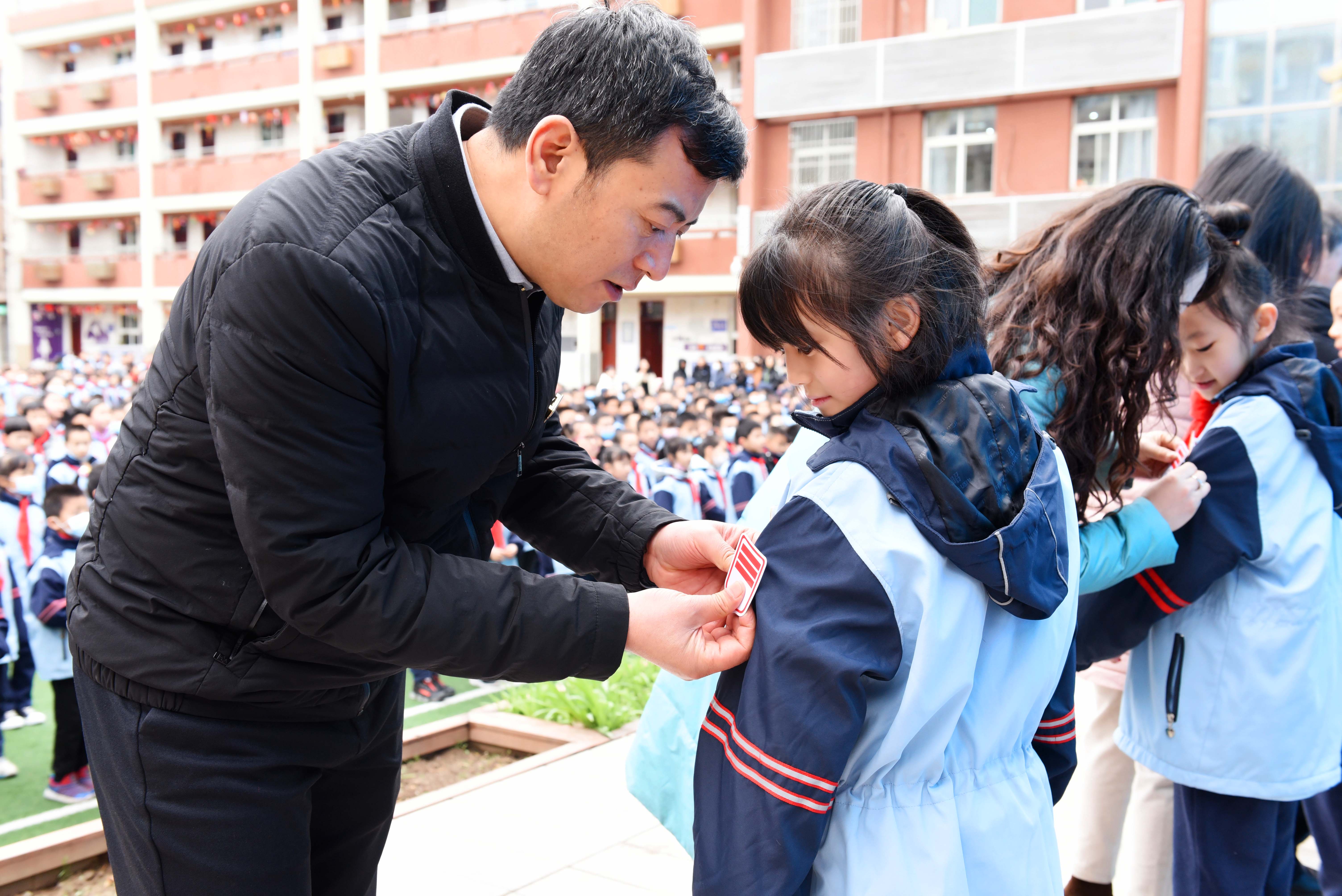 西安市雁塔区航天210小学举办开学典礼迎接2021年春季开学第一天.