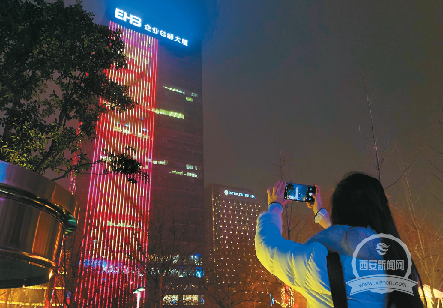 张家堡广场周边的商场,写字楼外立面亮起全运会口号.
