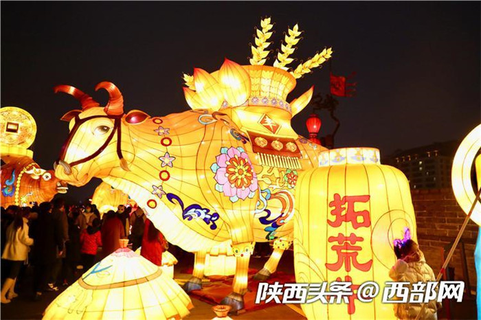 正月十五闹花灯 古城西安新春灯展点亮元宵夜