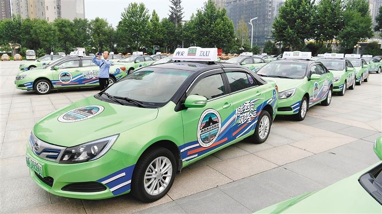 装饰新款彩车,车辆全部更换为彩屏顶灯……为全面提升西安出租汽车