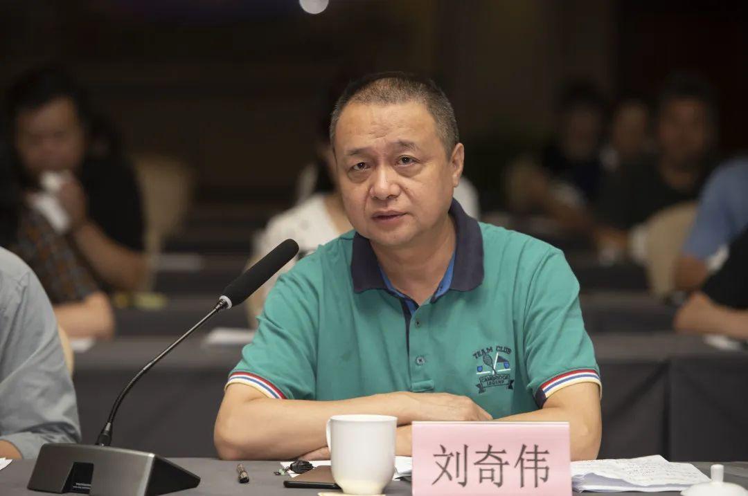 省美协党组成员,副主席刘奇伟发言省文联副主席,省剧协主席刘远发言