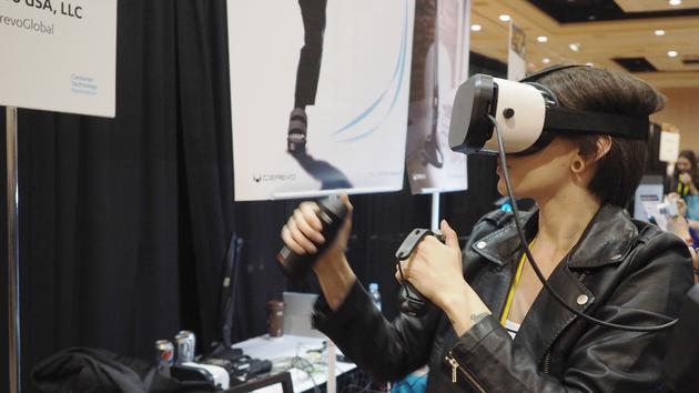 一名玩家体验该款设备