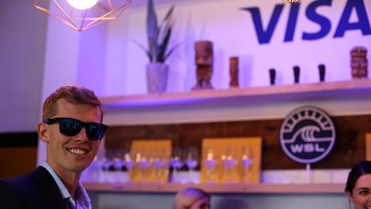 Visa营销经理Tom Mansfield展示可支付太阳镜