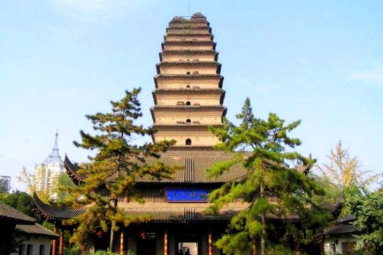 曾经有一次地震，把小雁塔从中震开了一个口子