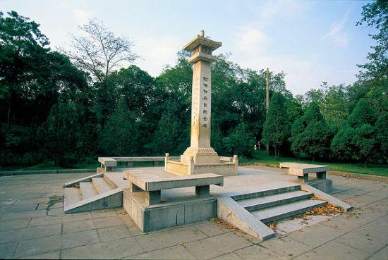 阿倍仲麻吕纪念碑位于西安城的东郊兴庆宫内