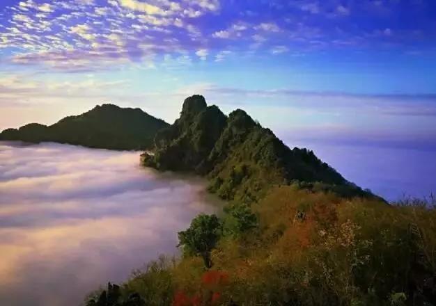 极限挑战在秦岭 绝壁攀岩等你练胆 玻璃栈道谁先腿软！