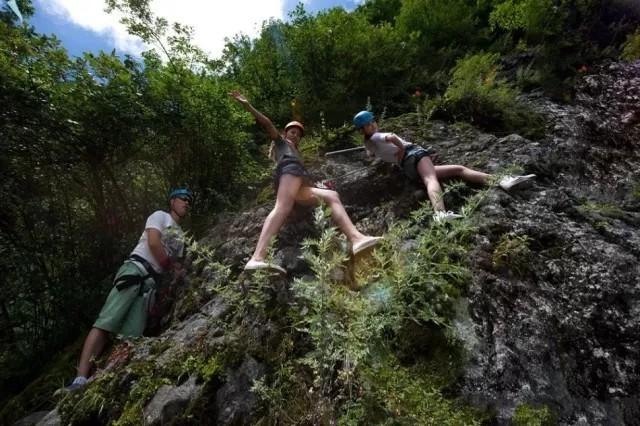 极限挑战在秦岭 绝壁攀岩等你练胆 玻璃栈道谁先腿软！