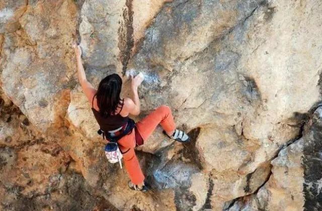 极限挑战在秦岭 绝壁攀岩等你练胆 玻璃栈道谁先腿软！