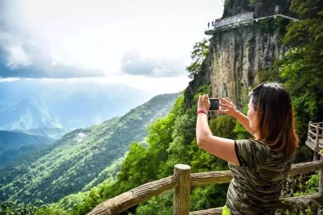 极限挑战在秦岭 绝壁攀岩等你练胆 玻璃栈道谁先腿软！