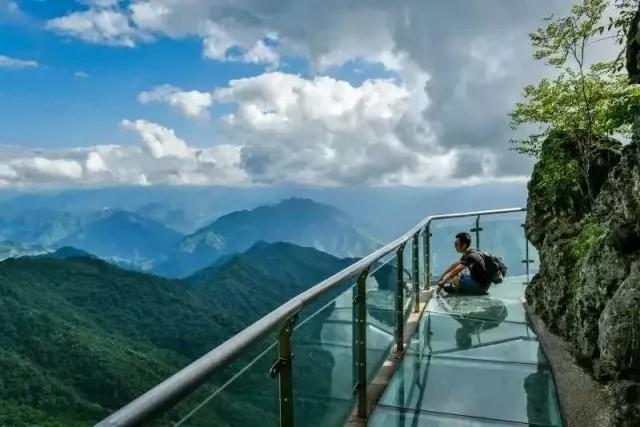 极限挑战在秦岭 绝壁攀岩等你练胆 玻璃栈道谁先腿软！