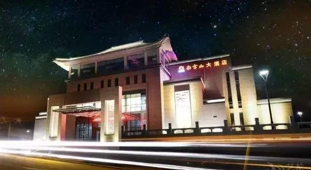 极限挑战在秦岭 绝壁攀岩等你练胆 玻璃栈道谁先腿软！