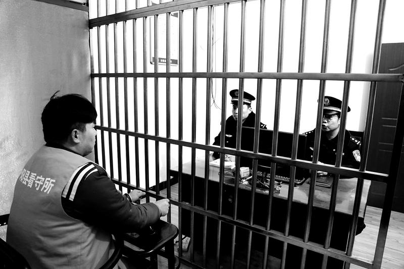 办案民警在看守所讯问犯罪嫌疑人.