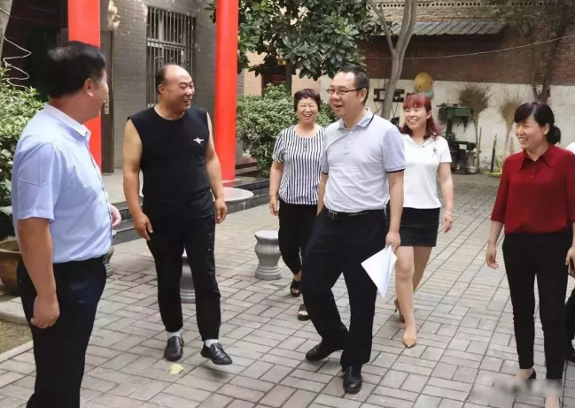 泉村和官庄村,走访慰问了老党员及离任村干部张建国和丁占文两位老人