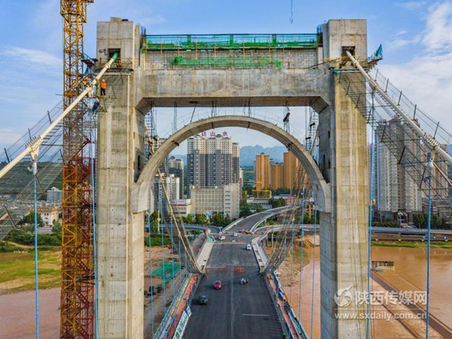 7月26日,記者用無人機拍攝下正在建設中的寶雞聯盟路渭河大橋.