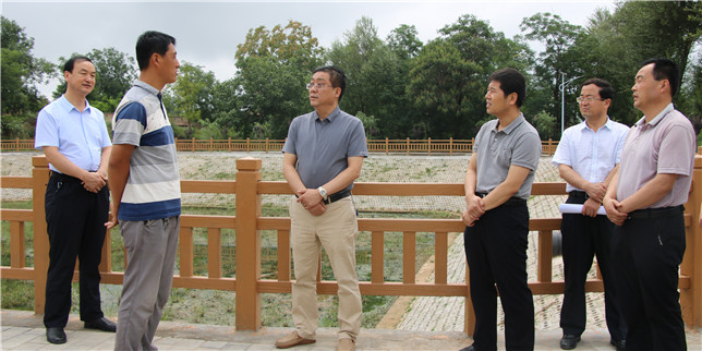 8月6日,县委书记高玉峰到土桥镇排厦村,北家坊村,马庄村调研脱贫攻坚