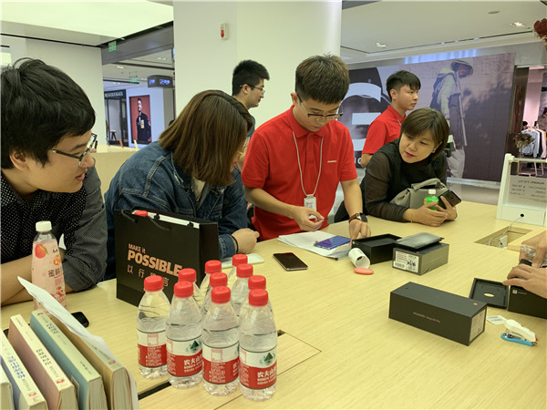 华为mate30系列开售 西北首家华为授权体验店首销火爆