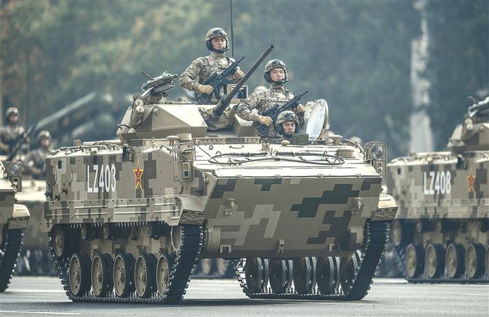 两栖突击车方队轻型装甲方队组图接受检阅的轻型装甲方队由西藏军区