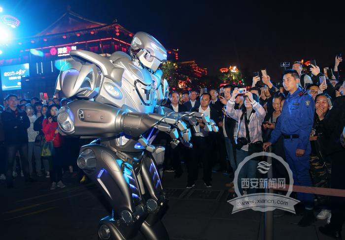 网红机器人泰坦亮相大唐不夜城吸引众多游人观看