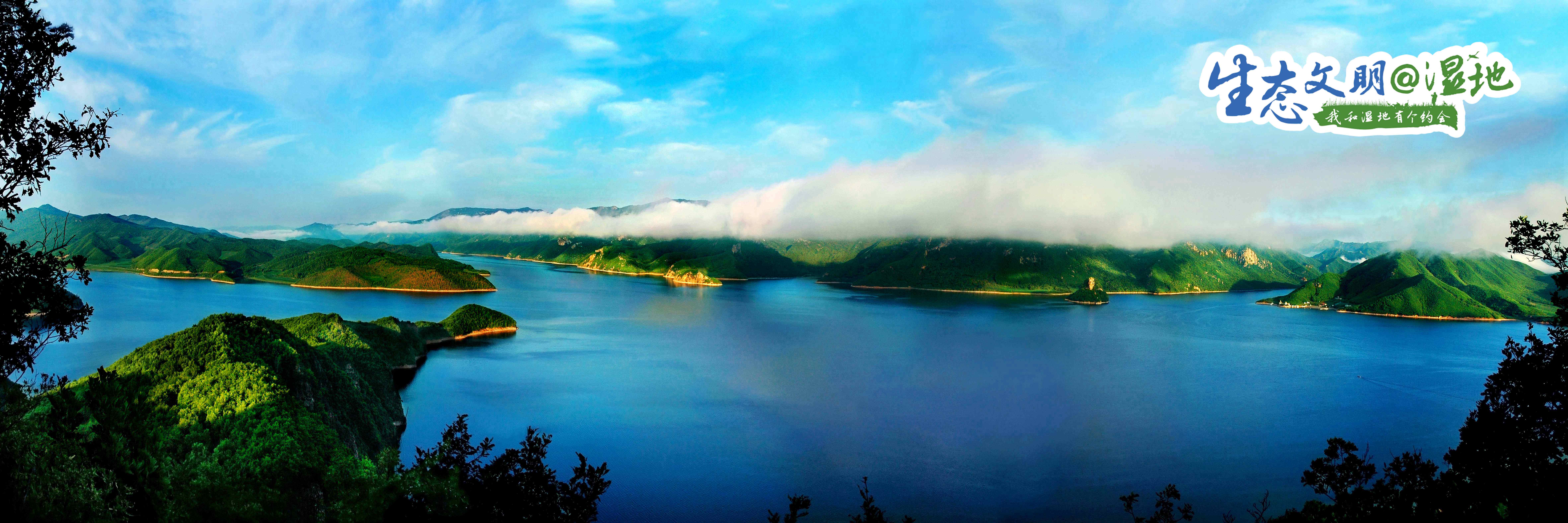 山中平湖碧波如镜,水中群山倒影摇摇,波光山影交相辉映,构成一幅绚丽