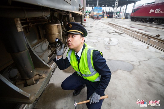 春运首日,中国铁路西安局集团有限公司西安机务段西郑队火车司机徐刚