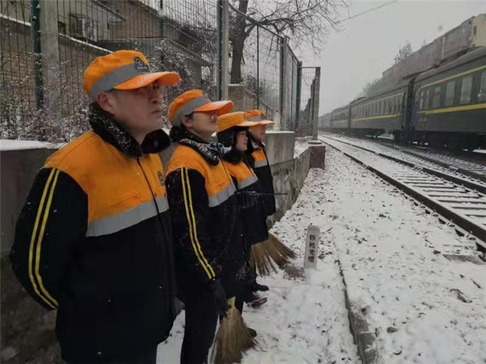 中国铁路西安局集团公司铜川车务段积极应对新年第一场雪