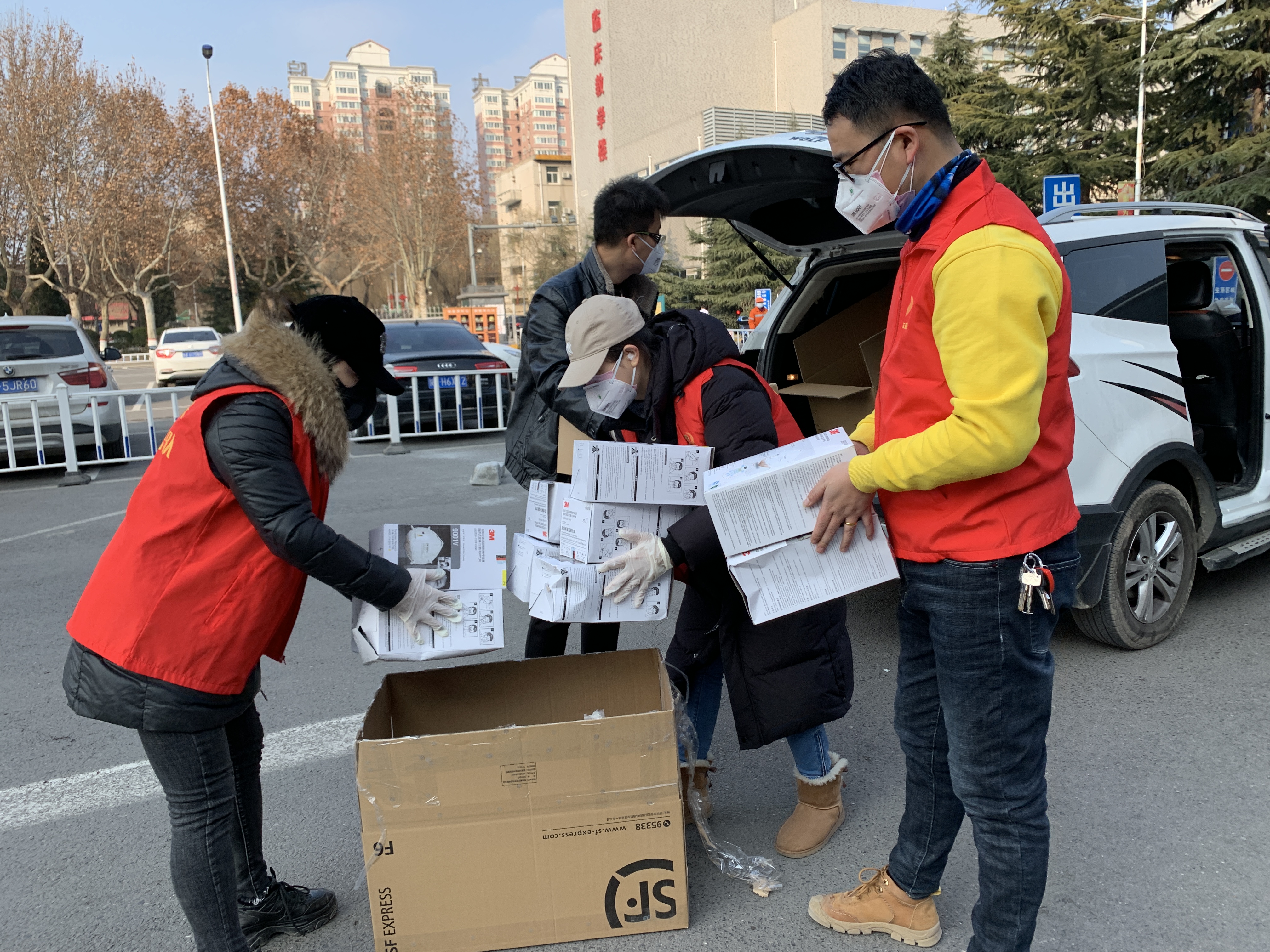 西安市心羽志愿服务中心捐赠四家医院2650个口罩