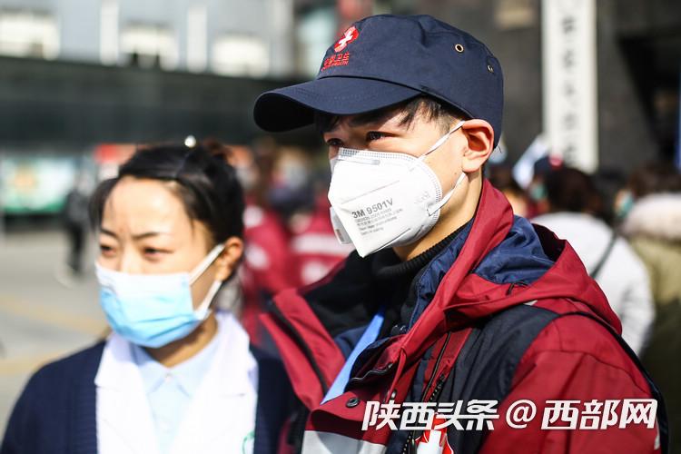 陕西省第二批援鄂医疗队121名医护人员集结出发