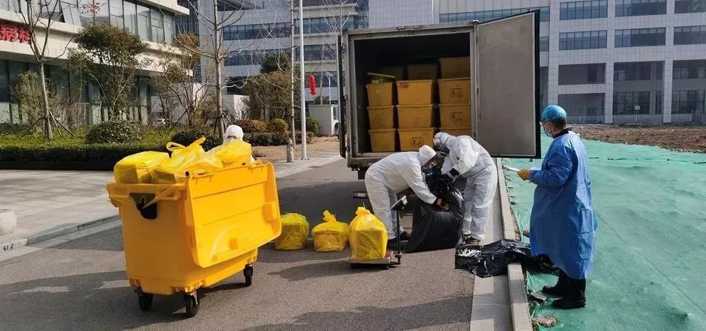 11点多,经过两个多小时奔波,徐州市危险废物集中处置中心的工人颜凤
