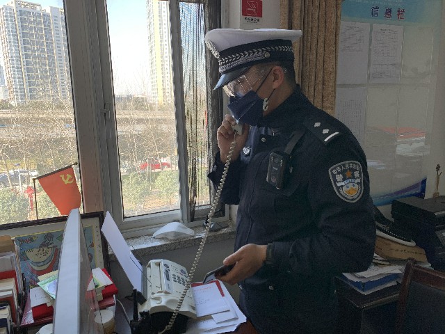 回到办公室处理各种文件材料