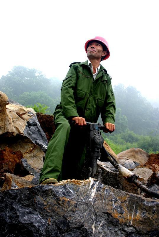 胡太平正在开山修路.资料图片