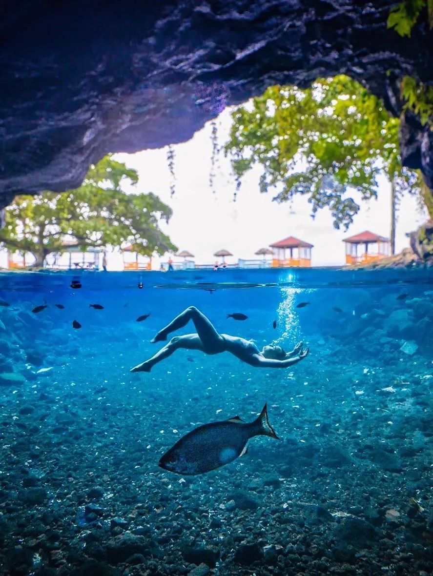 被称为"全球十大游泳圣地"的苏阿海沟,是一个被浓密绿植与树木环绕的