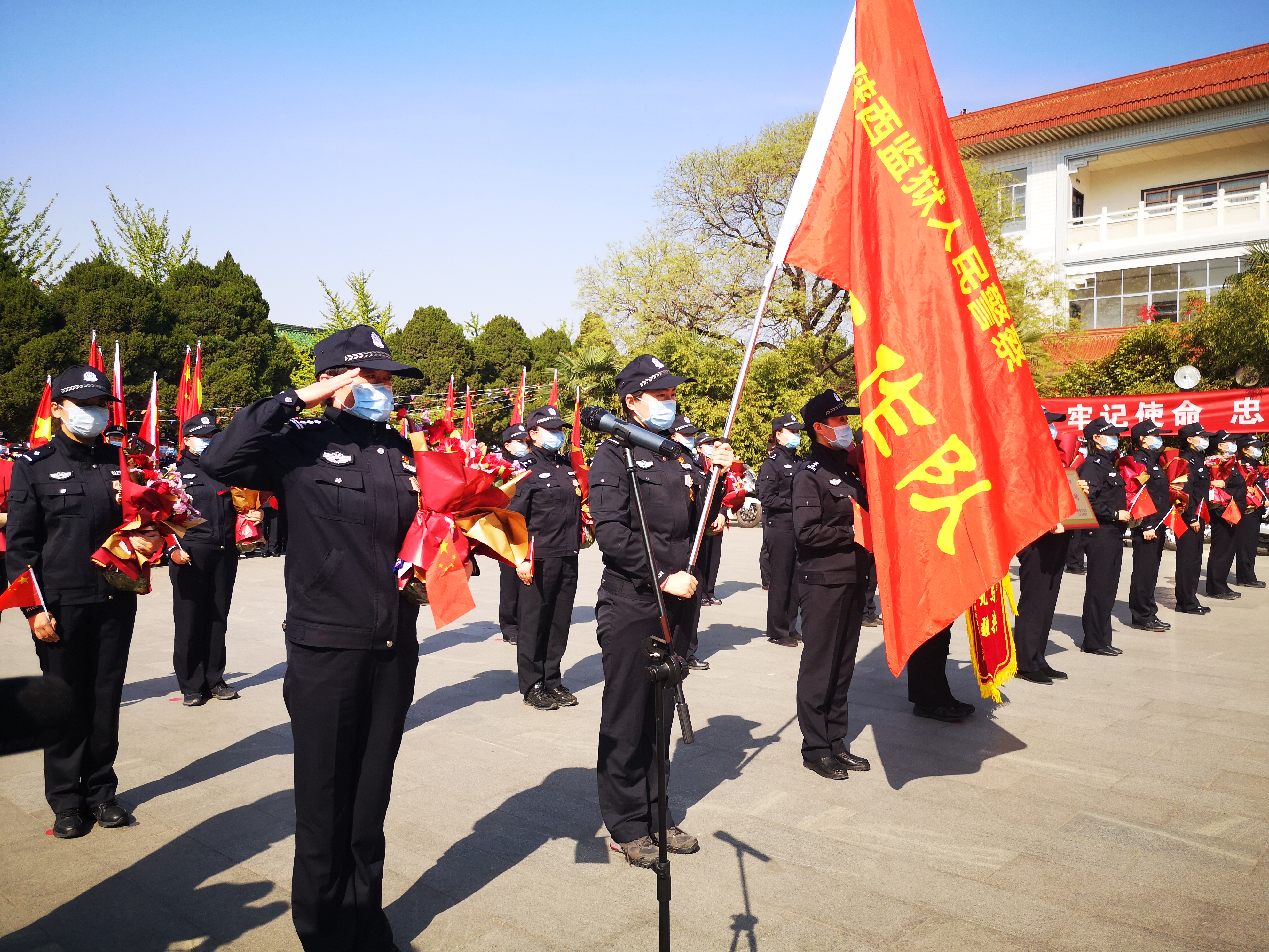 欢迎仪式上领队花薇敬礼报告:陕西监狱人民警察援鄂工作队,应到30人