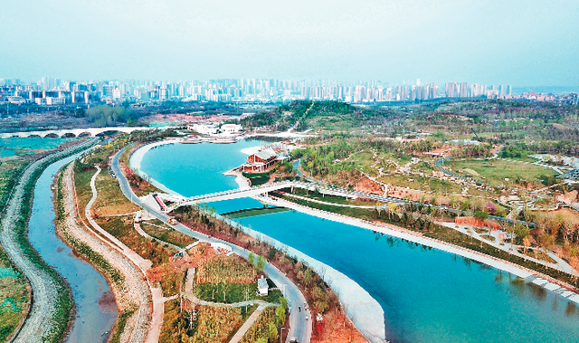 长安公园风景秀丽的水景廊道长安公园位于长安区常宁新区,以潏河河道