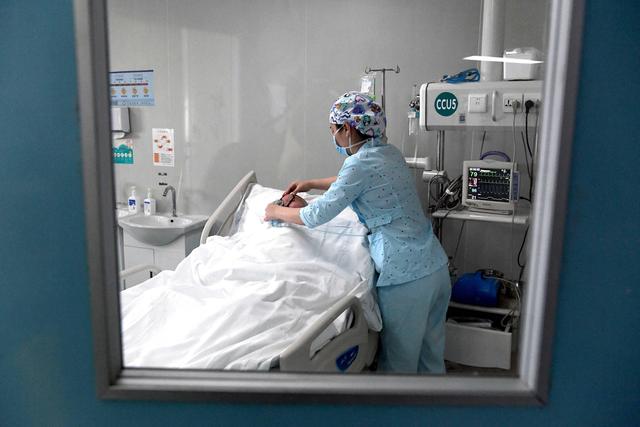 乔冰在河南省直第三人民医院急重症医学中心病房内护理病人(4月26日